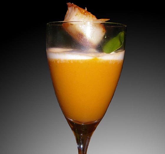 Cappuccino van tomaten met spiesje van Sint-Jakobsnoten